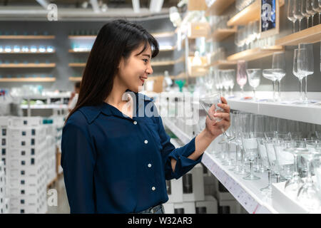 Asiatische Frauen werden neue Glas in der Mall zu kaufen. Einkaufsmöglichkeiten für Lebensmittel und Haushaltswaren sind in Märkte, Supermärkte oder großen Shopping Centr erforderlich Stockfoto
