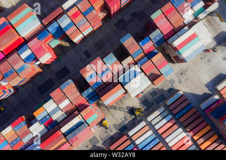 Containerschiff im Export- und Importgeschäft und Logistik. Versand Fracht Hafen mit Kran. Wasser Transport International. Luftaufnahme Stockfoto