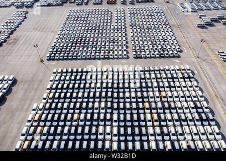 Antenne Top View neue Autos bis in den Hafen für import export Business Logistik und Transport per Schiff auf dem offenen Meer gesäumt. Neue Autos aus dem Auto fa Stockfoto