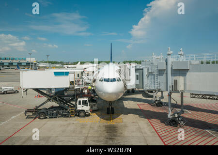 Laden der Fracht im Flugzeug vor dem Flug im Flughafen. Foreman Steuerung laden Box Container Cargo plane. Stockfoto