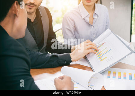 Smart Manager erklärt, internen Besprechung zu seinem Projekt Team im modernen Büro. Die multi-ethnische Geschäft Person Gruppe in Anzug. Projekt- und Business c Stockfoto