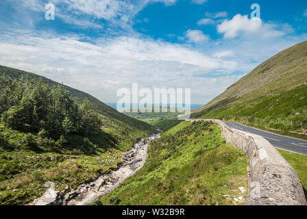 Blick nach Westen von der Straße vorbei am Spelga Dam, Mourne Mountains, County Down, Nordirland Stockfoto