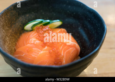 Lachs Ikura Don - Japanische Küche, Lachs und Reis sind in der Tabelle im japanischen Restaurant. Stockfoto