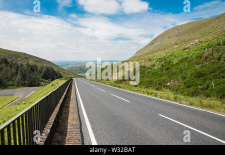 Blick nach Westen von der Straße vorbei am Spelga Dam, Mourne Mountains, County Down, Nordirland Stockfoto