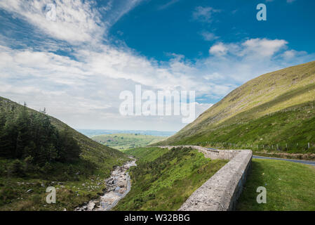 Blick nach Westen von der Straße vorbei am Spelga Dam, Mourne Mountains, County Down, Nordirland Stockfoto