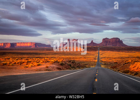 Erstaunlich Sonnenaufgang mit Rosa, Gold und magenta Farben in der Nähe von Monument Valley, Arizona, USA. Stockfoto