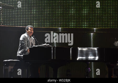 Juli 10, 2019 - Norfolk, Virginia, USA - LIONEL RICHIE eine wahre Legende mit über 90 Millionen verkauften Alben, 4 Grammys und einen Haufen andere Auszeichnungen hält durch die ständige Mitte an der Old Dominion University in Norfolk, Virginia am 10. Juli 2019. - © Jeff Moore (Credit Bild: © Jeff Moore/ZUMA Draht) Stockfoto