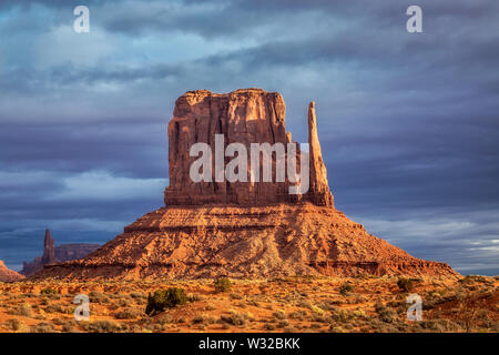 Erstaunlich Sonnenaufgang mit Rosa, Gold und magenta Farben in der Nähe von Monument Valley, Arizona, USA. Stockfoto
