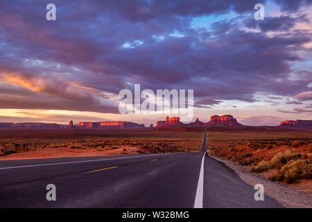 Erstaunlich Sonnenaufgang mit Rosa, Gold und magenta Farben in der Nähe von Monument Valley, Arizona, USA. Stockfoto