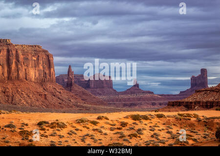 Erstaunlich Sonnenaufgang mit Rosa, Gold und magenta Farben in der Nähe von Monument Valley, Arizona, USA. Stockfoto