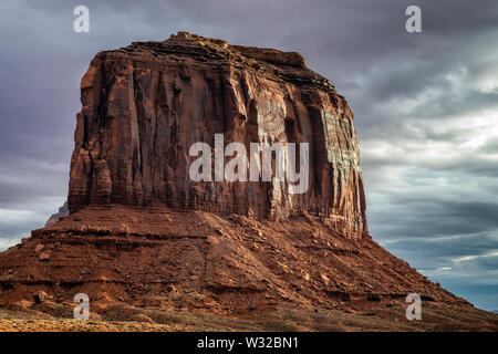 Erstaunlich Sonnenaufgang mit Rosa, Gold und magenta Farben in der Nähe von Monument Valley, Arizona, USA. Stockfoto