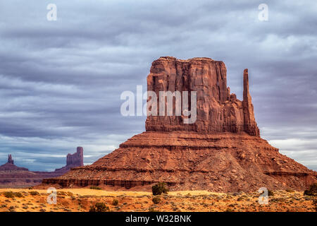 Erstaunlich Sonnenaufgang mit Rosa, Gold und magenta Farben in der Nähe von Monument Valley, Arizona, USA. Stockfoto