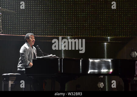 Juli 10, 2019 - Norfolk, Virginia, USA - LIONEL RICHIE eine wahre Legende mit über 90 Millionen verkauften Alben, 4 Grammys und einen Haufen andere Auszeichnungen hält durch die ständige Mitte an der Old Dominion University in Norfolk, Virginia am 10. Juli 2019. - © Jeff Moore (Credit Bild: © Jeff Moore/ZUMA Draht) Stockfoto