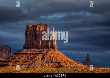Erstaunlich Sonnenaufgang mit Rosa, Gold und magenta Farben in der Nähe von Monument Valley, Arizona, USA. Stockfoto