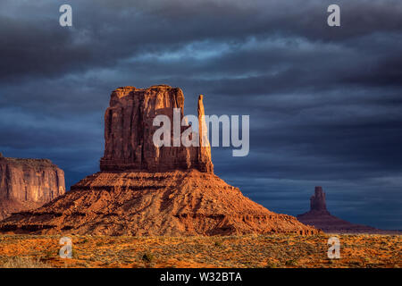 Erstaunlich Sonnenaufgang mit Rosa, Gold und magenta Farben in der Nähe von Monument Valley, Arizona, USA. Stockfoto