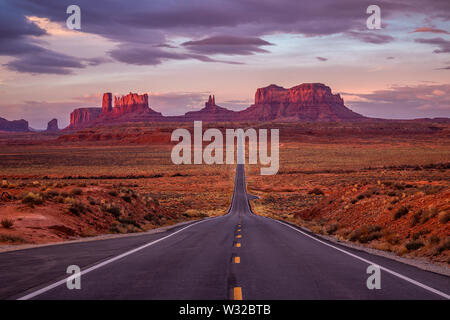 Erstaunlich Sonnenaufgang mit Rosa, Gold und magenta Farben in der Nähe von Monument Valley, Arizona, USA. Stockfoto