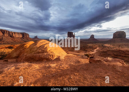 Erstaunlich Sonnenaufgang mit Rosa, Gold und magenta Farben in der Nähe von Monument Valley, Arizona, USA. Stockfoto