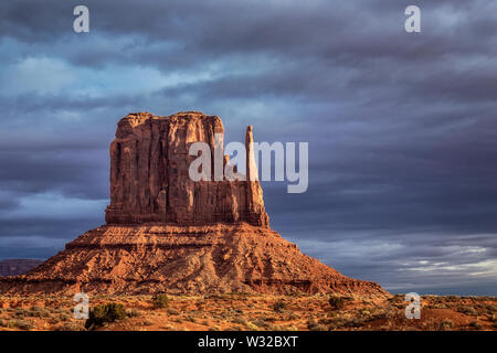 Erstaunlich Sonnenaufgang mit Rosa, Gold und magenta Farben in der Nähe von Monument Valley, Arizona, USA. Stockfoto