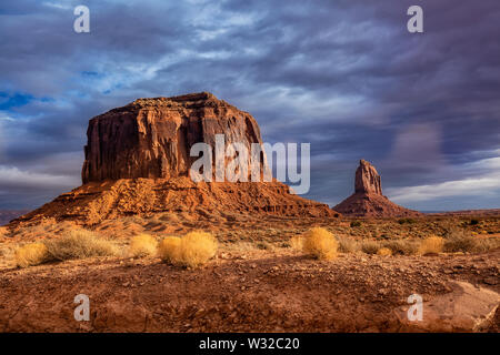 Erstaunlich Sonnenaufgang mit Rosa, Gold und magenta Farben in der Nähe von Monument Valley, Arizona, USA. Stockfoto