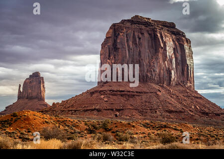 Erstaunlich Sonnenaufgang mit Rosa, Gold und magenta Farben in der Nähe von Monument Valley, Arizona, USA. Stockfoto