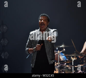 Juli 10, 2019 - Norfolk, Virginia, USA - LIONEL RICHIE eine wahre Legende mit über 90 Millionen verkauften Alben, 4 Grammys und einen Haufen andere Auszeichnungen hält durch die ständige Mitte an der Old Dominion University in Norfolk, Virginia am 10. Juli 2019. - © Jeff Moore (Credit Bild: © Jeff Moore/ZUMA Draht) Stockfoto