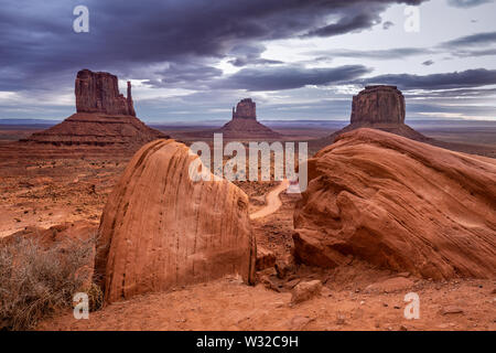 Erstaunlich Sonnenaufgang mit Rosa, Gold und magenta Farben in der Nähe von Monument Valley, Arizona, USA. Stockfoto