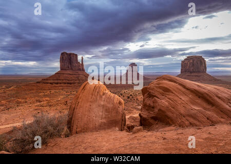 Erstaunlich Sonnenaufgang mit Rosa, Gold und magenta Farben in der Nähe von Monument Valley, Arizona, USA. Stockfoto