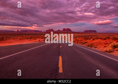 Erstaunlich Sonnenaufgang mit Rosa, Gold und magenta Farben in der Nähe von Monument Valley, Arizona, USA. Stockfoto