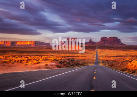 Erstaunlich Sonnenaufgang mit Rosa, Gold und magenta Farben in der Nähe von Monument Valley, Arizona, USA. Stockfoto