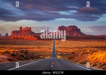 Erstaunlich Sonnenaufgang mit Rosa, Gold und magenta Farben in der Nähe von Monument Valley, Arizona, USA. Stockfoto