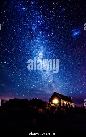 Nachthimmel über Gute Shepherd's Chapel, Lake Tekapo, Neuseeland Stockfoto