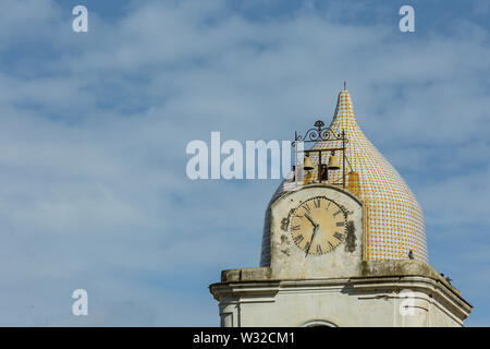 Nahaufnahme eines Clocktower mit bunten Dachziegel auf die Küste von Amalfi, Italien Stockfoto