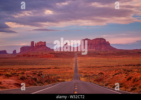 Erstaunlich Sonnenaufgang mit Rosa, Gold und magenta Farben in der Nähe von Monument Valley, Arizona, USA. Stockfoto