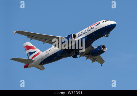 Einen British Airways Airbus A319-100 startet vom Internationalen Flughafen Manchester (nur redaktionelle Nutzung) Stockfoto