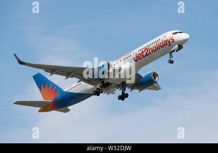 Ein Jet2 Boeing757-200 zieht aus Manchester International Airport (nur redaktionelle Nutzung) Stockfoto