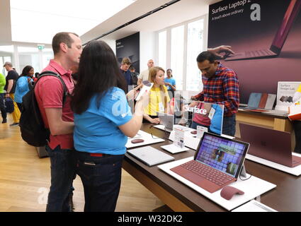 London, Großbritannien. 11. Juli, 2019. Kunden durchsuchen, um die neue Technologie zu bieten wie das neue Microsoft Flagship Store öffnet in der Londoner Oxford Circus. Credit: Keith Mayhew/SOPA Images/ZUMA Draht/Alamy leben Nachrichten Stockfoto