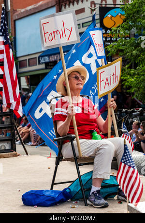 Frau mit Familie, Glauben und Freiheit Zeichen; Chaffee County Republikanische Partei; jährliche Viertel der Juli Parade in dem kleinen Colorado Mountain Stadt Sali Stockfoto