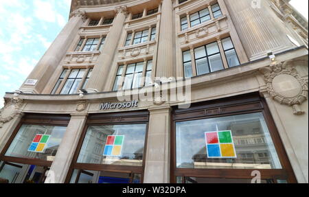 London, Großbritannien. 11. Juli, 2019. Microsoft Logo im neuen Microsoft Flagship Store in der Londoner Oxford Circus öffnen. Credit: Keith Mayhew/SOPA Images/ZUMA Draht/Alamy leben Nachrichten Stockfoto