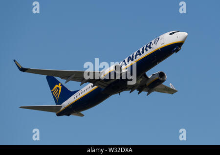 Eine Ryanair Boeing 737-800 zieht aus Manchester International Airport (nur redaktionelle Nutzung) Stockfoto