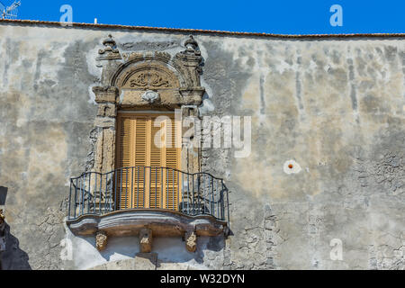Barocke mediterranen Balkon mit geschlossenen Fensterläden aus Holz und einem Bügeleisen Geländer Stockfoto