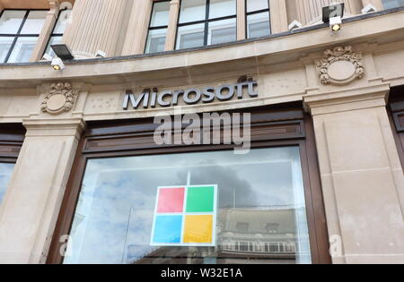 London, Großbritannien. 11. Juli, 2019. Microsoft Logo im neuen Microsoft Flagship Store in der Londoner Oxford Circus öffnen. Credit: Keith Mayhew/SOPA Images/ZUMA Draht/Alamy leben Nachrichten Stockfoto