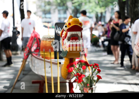 New York, USA. 11. Juli, 2019. Einen Drachen Boote wird während der drachenboot erwachen Zeremonie der 29 Hong Kong Dragon Boat Festival in New York, USA, 11. Juli 2019 gesehen. Ein Drachenboot erwachen Zeremonie im New Yorker Bryant Park am Donnerstag zum Auftakt der 29. Hong Kong Dragon Boat Festival im August stattfinden wird, gehalten wurde. Credit: Wang Ying/Xinhua/Alamy leben Nachrichten Stockfoto