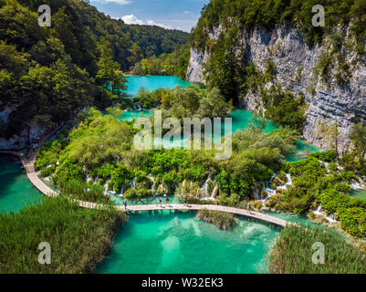 Mehrere Wasserfälle Eines der Erstaunlichsten Plitvicer Seen, Kroatien. Ein wirklich Jungfrau und wunderbaren Stück Natur. Stockfoto