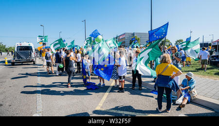 Straßburg, Frankreich - Nov 2 2019: große Menschenmenge holding Flagge der Europäischen Föderalistischen Bewegung Flagge vor dem Europäischen Parlament Stockfoto