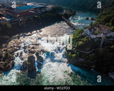 Rheinfall (Rheinfall) Wasserfälle mit Schloss Schloss Laufen, Neuhausen, in der Nähe von Schaffhausen, Kanton Schaffhausen, Schweiz, Europa Stockfoto