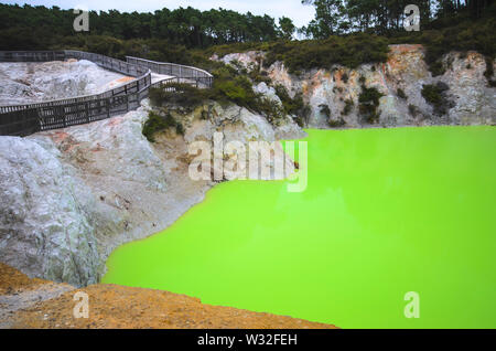 Devil's Badewanne, geothermischen Pool in Rotorua Stockfoto