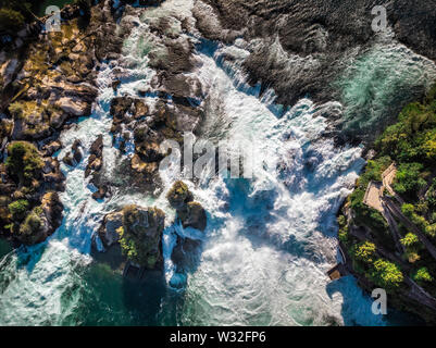 Rheinfall (Rheinfall) Wasserfälle mit Schloss Schloss Laufen, Neuhausen, in der Nähe von Schaffhausen, Kanton Schaffhausen, Schweiz, Europa Stockfoto