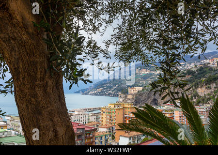 Panorama Ansicht nach Maiori, Italien, von der Küste weg gesehen Stockfoto