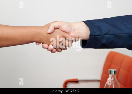 Handshake auf Büro Hintergrund Nähe zu sehen. Stockfoto