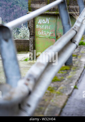 Kein Parkplatz Schild in Italien geschlossen, um eine Straße mit einer Leitplanke Stockfoto